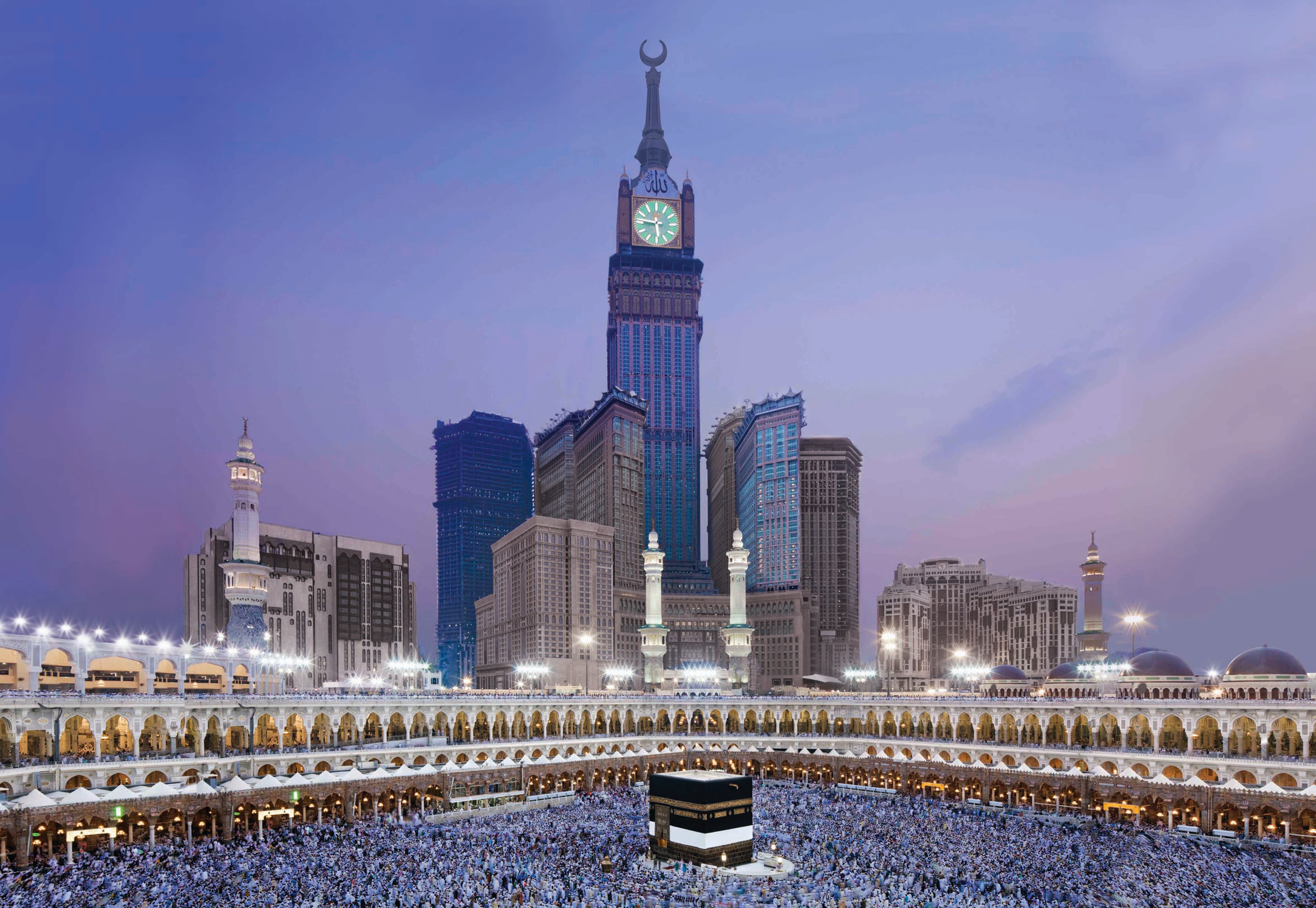 Часы в саудовской аравии. Часовая башня Абрадж Аль-Бейт. Часовой башне Абрадж Аль-Бейт в Мекке. Саудовская Аравия Мекка и Медина. Мечеть Кааба и Медина.
